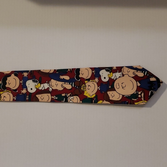 Peanuts | Men's 100% Silk Tie "I Need All The Friends I Can Get" - Picture 6 of 6